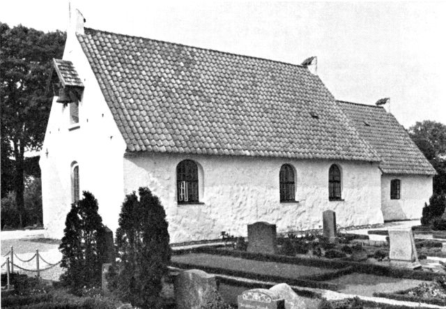 (Foto). Alrø kirke set fra sydvest.