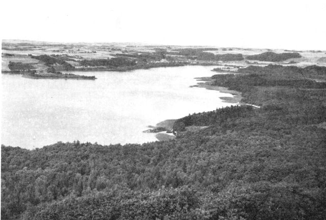 (Foto). Udsigt fra Himmelbjerget over Julsø og en del af de udstrakte skove på det bakkede terræn syd for søen.