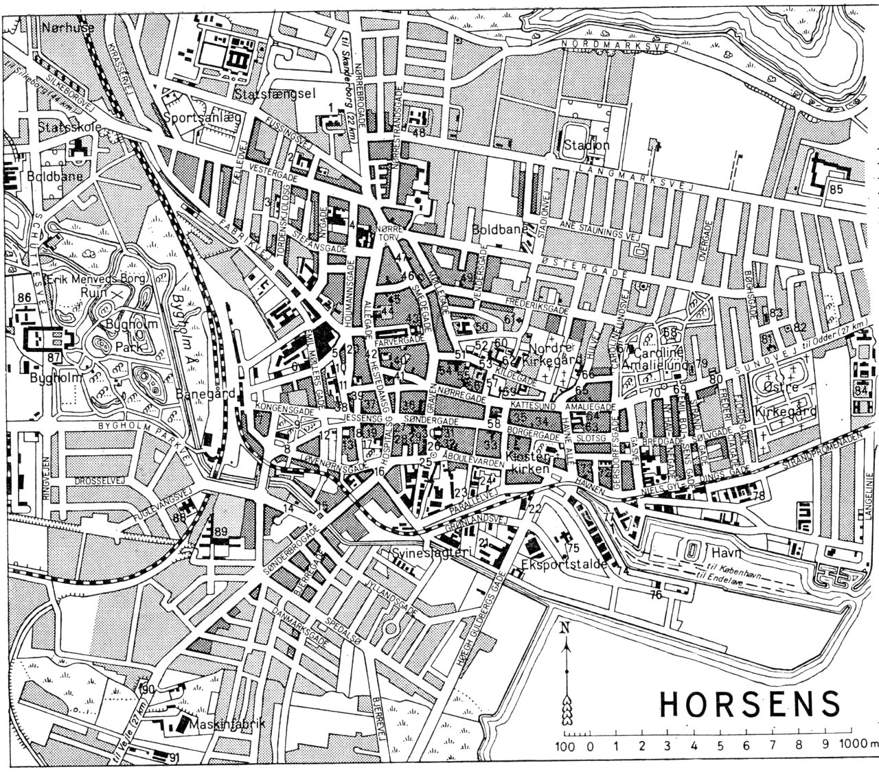 (Kort). 1 Arbejds- og forsørgelsesanstalt2 Ryesgades Skole3 Tordenskjoldsgades Skole4 Bryggeriet Ceres5 Hede-Nielsens Fabrikker6 Andelssvineslagteri7 Turistbureau8 Centralbibliotek9 Vitus Berings Park10 Lastbilstation11 Rutebilstation12 Handelshøjskole13 Hovedpostkontor14 Adventistkirke15 Rødebro16 Horsens Sølvvarefabrik17 Horsens Hospital. Kirke18 Horsens Privatbank19 Horsens Landbobank20 Gethsemane Kirke (metodist)21 Armaturfabrik22 Havnemøllen23 Ridehal24 Brandstation25 Monument (C. Danjelsen)26 Dommergården27 Helms Apotek28 Horsens Bank29 Hotel Horsens30 Handelsbanken31 Rådhus32 Ting- og arresthus33 Palæet34 Odd Fellow Loge35 Svaneapoteket36 Jørgensens Hotel37 Spare- og lånekassen for Horsens by og omegn38 Bjerre og Hatting Herreders Spare- og lånekasse39 Missionshotel40 Forsamlingsbygningen Heimdal41 Landbosparekassen42 Allégades Skole43 Petersen og Sørensens Tobaksfabrik44 Håndværker- og Industriforening45 Apostolsk Kirke46 Ny Missionshotel47 Løveapoteket48 Offentligt Slagtehus49 Falcks Redningskorps50 Horsens Dampmølle51 Horsens borgerlige Stiftelse52 M.Nitschkes Stiftelse53 Horsens ny borgerlige Stiftelse54 Arbejdernes Forsamlingsbygning55 Skt. Ibs Skole56 Skt. Josephs Kirke (romersk katolsk)57 Skolegades Skole58 Vor Frelsers Kirke59 Nørregades Hotel60 De gamles Hjem61 Skt. Josephs Hospital62 Kildegades Skole63 Administrationsbygning64 Ingeniørskolen65 Hvide Hest Apotek66 Horsens private Realskole67 Pavillon68 Friluftsteater69 Museum70 Monument (Emil Bojsen)71 Arentzens Minde72 Teknisk Skole73 Sømandshjem74 Horsens Dampmølle75 Imprægneringsanstalt76 Havnemøllen (Silo)77 Toldkammer78 Den danske Mælkekondenseringsfabrik79 4. maj-Kollegiet80 Claus Cortsens Gård81 Kraghs Stiftelse82 Mormonkirke83 Badminton- og Tennishal84 Kommunehospitalet85 Nordmarkskolen86 Husholdningsskole87 Vandrerhjem88 Bygholmskolen89 Søndermarkskolen90 Zoneredningskorpset91 Acetylengas- og litfabrikG.E.C. Gads ForlagRevideret 1961. Geodætisk Institut Eneret