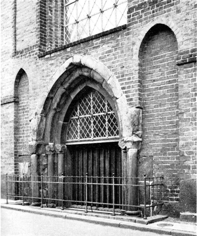 (Foto). Portal i Vor Frelsers kirkes vestgavl.