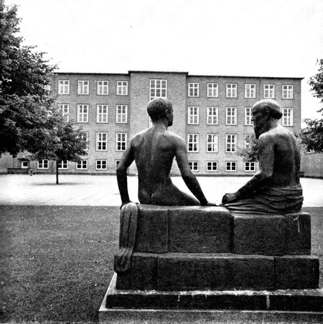 (Foto). Horsens statsskole. I forgrunden skulptur af J. Gudmundsen-Holmgreen.