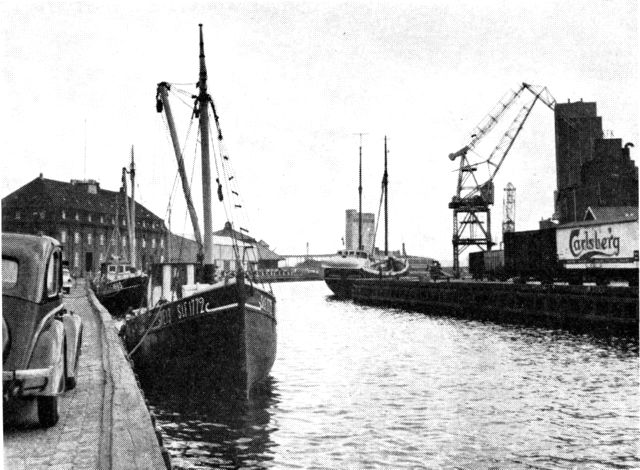 (Foto). Den indre og ældste del af Horsens havn, den oprindelige åmunding. Til venstre toldkammerbygningen; i baggrunden silo- og pakhusanlæg ved den nyere del af havnen.
