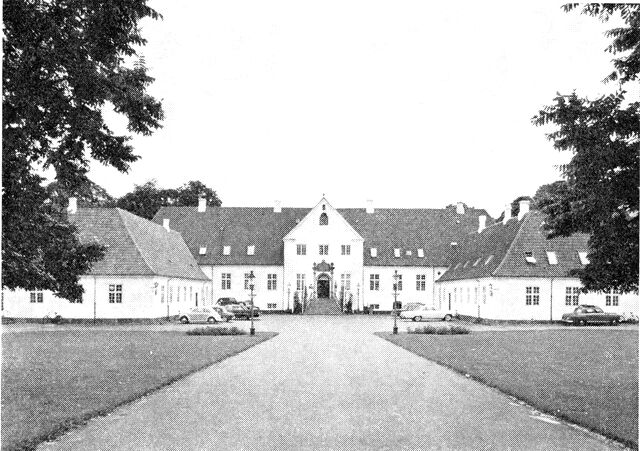 (Foto). Bygholms hovedbygning (nu Bygholm Parkhotel) set fra gårdsiden.