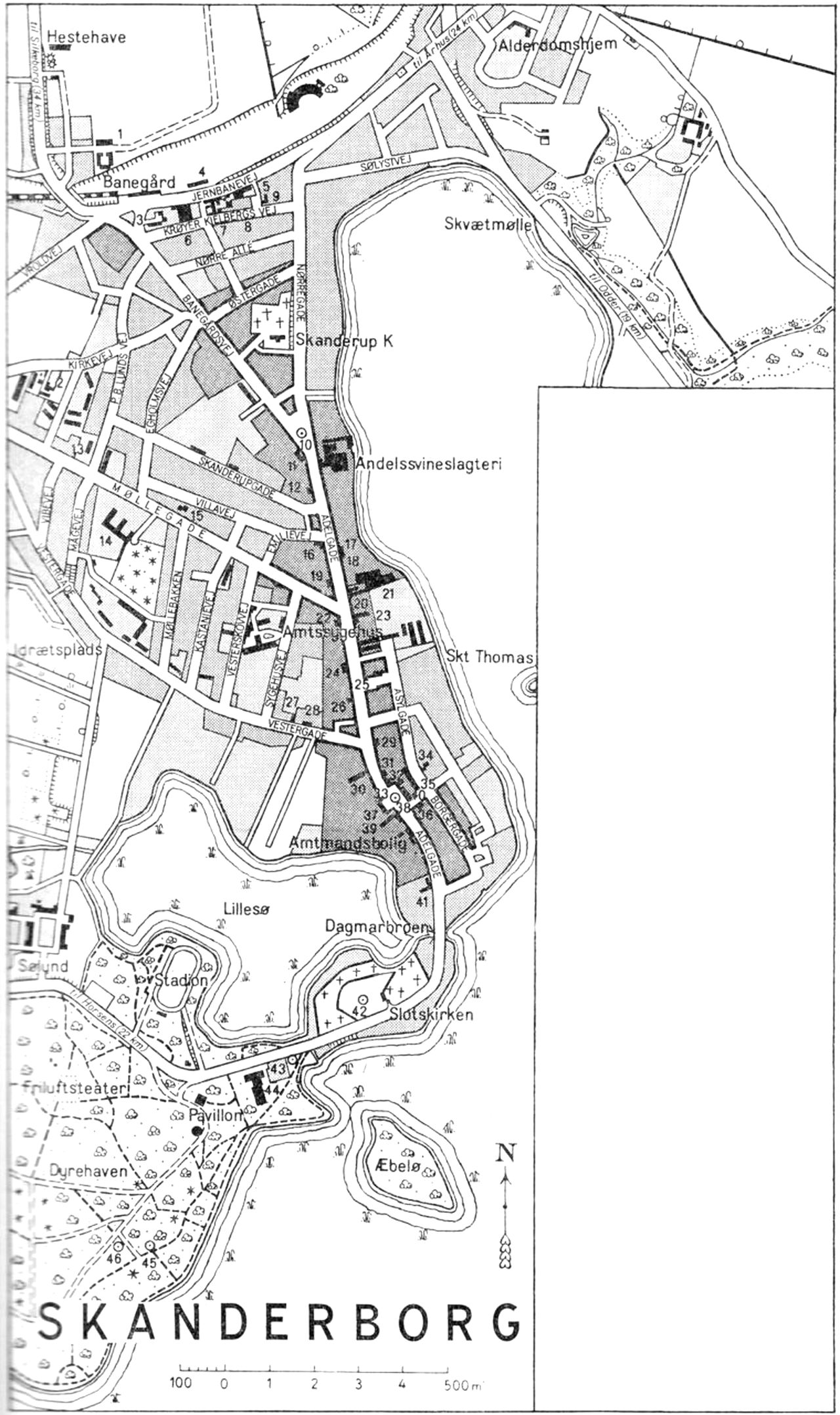 (Kort). 1 Forsøgsgård2 Talgsmelteri3 Andelsmejeri4 Toldkammer5 Motormølle6 Danske Landboforeningers Frøforsyning7 Konfektionsfabrik8 Kommuneskole9 Kommunekontor10 Mindestøtte (Niels Ebbesen)11 Mellem- og realskole12 Turisthotellet13 Plejehjem14 Kommuneskole15 Zoneredningskorpset16 Bibliotek17 Skanderborg Bank18 Andelsbanken19 Hotel Niels Ebbesen20 Skanderborg Landbosparekasse21 A. Blom og Søn22 Spare- og lånekassen for Skanderborg og omegn23 Hotel Peders Kro24 Landmandshotellet25 Rutebilstation26 Turistbureau27 Brandstation28 Teknisk Skole29 Posthus og telegrafstation30 Håndværkerforening. Teatersal31 Administrationsbygning32 Politikontor33 Råd- og tinghus34 Børnehave35 Kommuneskole36 Skanderborg Afholdshotel37 Apotek38 Mindesmærke (Frederik II)39 Hotel Skandinavien40 Amtstue41 Dommerkontor42 Mindestøtte (Frederik VI)43 Mindesmærke (A. Blom)44 Hotel Skanderborghus45 Mindesten (Poul Langballe)46 Mindestøtte (Prins Ferdinand og prinsesse Caroline)G.E.C. Gads ForlagRevideret 1961. Geodætisk Institut Eneret