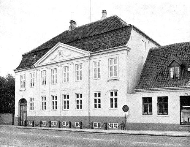(Foto). Amtsgårdens façade mod Adelgade.