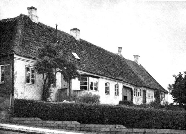 (Foto). »Barakgården« set fra Adelgade (hjørnet af Louisenlund).