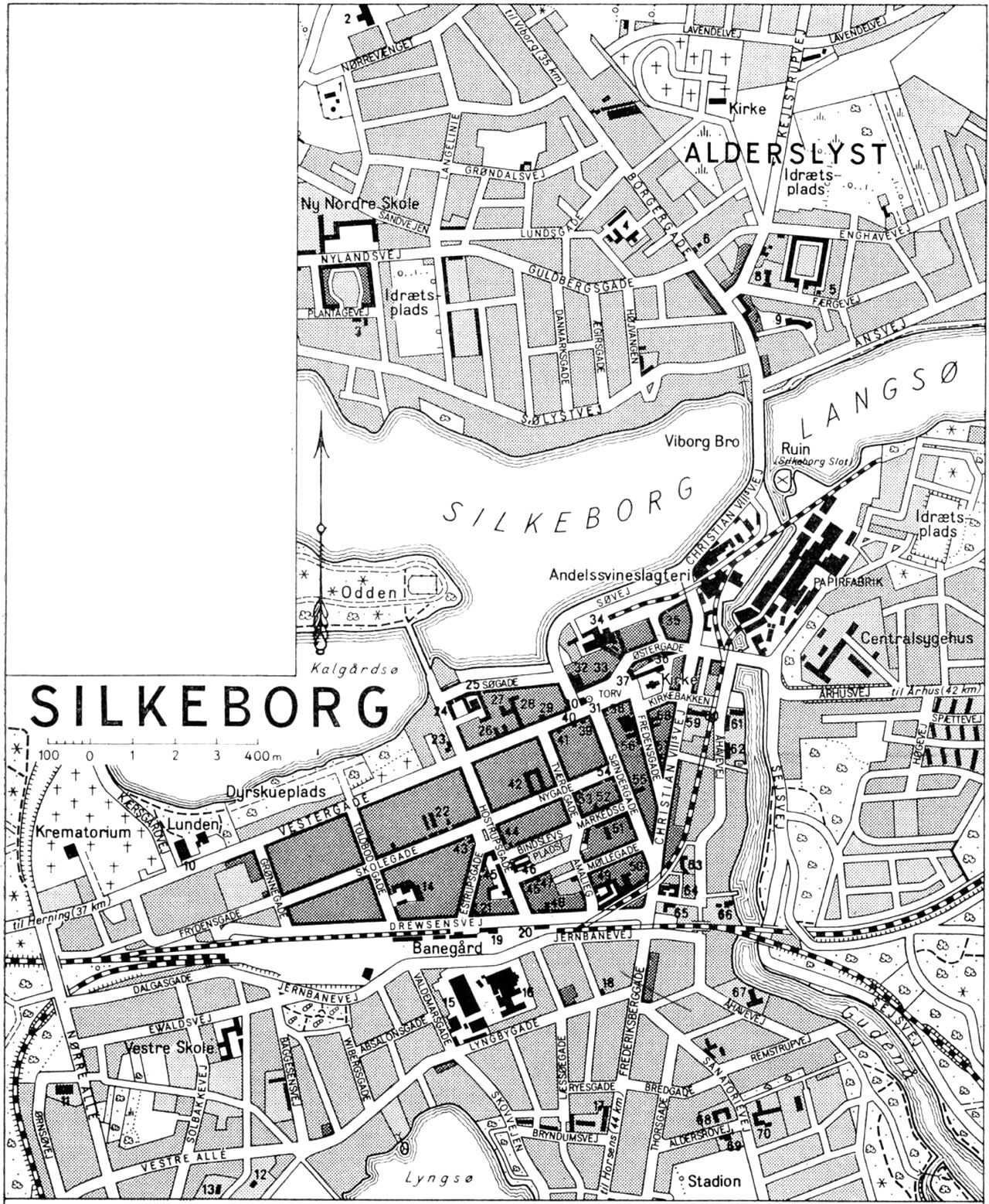 (Kort). 1 Betonvarefabrik2 Dansk Spånplade Kompagni3 Børnegården4 Nordre Skole5 Børnedaghjem6 Zoneredningskorpset7 Himmelbjerg Apotek8 De gamles Hjem9 Gartnernes Auktionshal10 Silkeborghallen11 Skjortefabrikken Dera12 Mariehøjkirken13 Spædbørnehjem14 Møbelfabrik15 Silkeborg Maskinfabrik16 Koopmann’s Svineslagteri17 Børnehave18 Adventskirken19 Posthus og telegrafstation20 Toldkammer21 Jernbanehotellet22 Kornmod Realskole23 Vor Frue Kirke (romersk-katolsk)24 Silkeborg Samlestald25 Silkeborg Bryghus26 Forsamlingsbygning27 Dansk Konfektionsindustri28 Dansk Kjoleindustri29 Silkeborg Bank30 Rådhus31 Statue (Michael Drewsen)32 Håndværkerforening. Teater33 Hotel Dania34 Henriques og Løvengreen35 Bryggeriet Godthåb36 Turistbureau37 Rutebilstation38 Handels- og landbrugsbanken39 Spare- og lånekassen for Silkeborg og omegn40 Ørneapoteket41 Andelsbanken42 Silkeborg Jern - og stålforretning43 Teknisk Skole44 Missionshotellet Grand45 Th. Langs Skoler46 Centralbibliotek47 Brandstation48 Missionshotel49 Jysk Trikotagefabrik50 Forsamlingsbygning51 Østre Skole. Mellem- og realskolen52 Apostolsk-katolsk kirke53 Metodistkirke54 Svaneapoteket55 Hotel Phønix56 Dansk Automobil Byggeri57 Falcks Redningskorps58 Fredensgades Afholdshotel59 Museum60 Dronning Louises Asyl61 Michael Sørensens Stiftelse62 Åstiftelsen63 Silkeborg Husholdningsskole64 Politikontor. Ting- og arresthus65 Dommerkontor66 Vandrerhjem67 Gudenå Kurbad68 Aldersro Stiftelsen69 Børnehjemmet C. Knaps Minde70 De gamles HjemG.E.C. Gads ForlagRevideret 1961 Geodætisk Institut Eneret