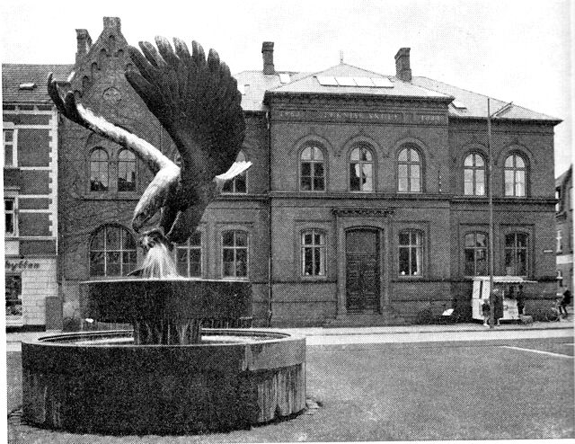 (Foto). Skoletorvet med Teknisk skole og Ørnespringvandet.