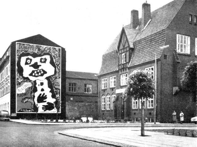 (Foto). Silkeborg Kunstmuseum (til højre). På gavlen af huset til venstre forstørret gengivelse af Jean Dubuffets plakat til hans udstilling i museet 1961.