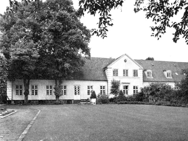 (Foto). Silkeborg Hovedgård, set fra haven ved museet, der er indrettet i en del af bygningen.