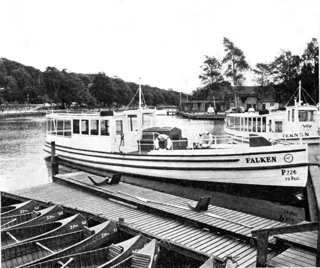 (Foto). Bådehavnen med Hjejleselskabets rutebåde set fra broen over Gudenåen ved Århusvejen.