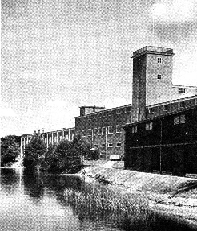 (Foto). Silkeborg Papirfabriks bygninger langs Gudenåen.