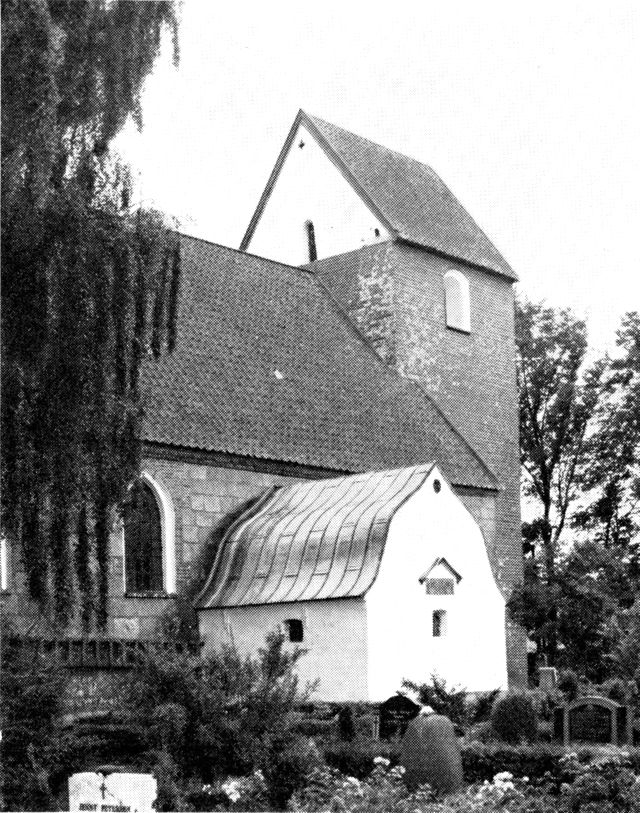 (Foto). Linå kirke med gravkapel fra 1689.