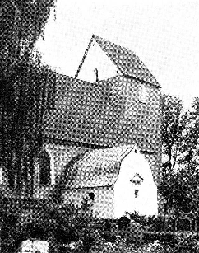 (Foto). Linå kirke med gravkapel fra 1689.