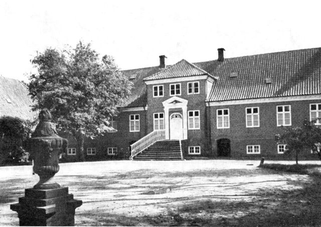 (Foto). Søbygårds hovedbygning set fra gårdsiden.