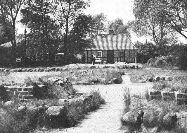 (Foto). Parti af Øm klosterkirkes tomt med den lille museumsbygning i baggrunden.