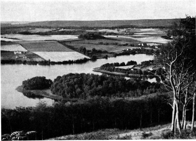 (Foto). Udsigt fra syd over Thorsø. Ved søens østende (til højre) skimtes huse i Virklund.