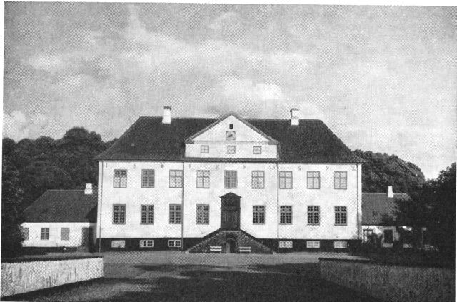 (Foto). Stensballegårds hovedbygning set fra vest.