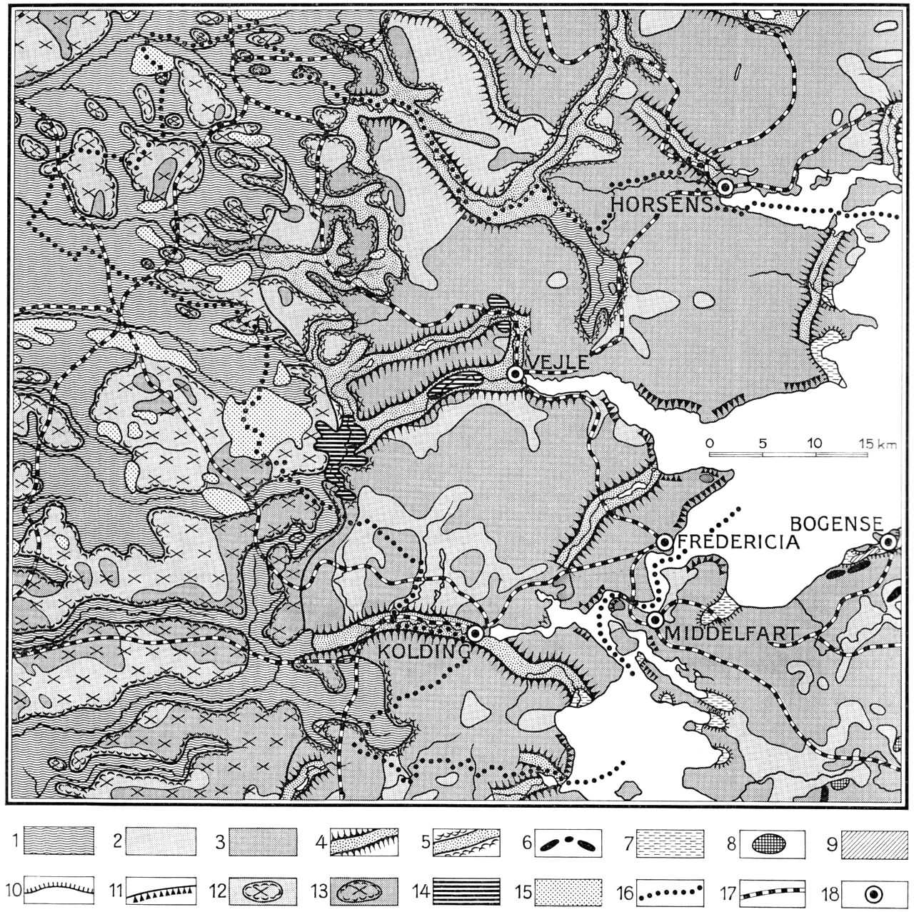 (Kort). 1. Hedeslette. 2. Ungt morænelandskab, overvejende sandbund. 3. Ungt morænelandskab, overvejende lerbund. 4. Tunneldal. 5. Smeltevandsdal. 6. Ås. 7. Marint forland. 8. Fladbakke. 9. Inddæmmet areal. 10. Stenalderhavets højeste kystlinie. 11. Større kystklinter. 12. Bakkeølandskab, overvejende sandbund. 13. Bakkeølandskab, overvejende lerbund. 14. Bassin med issøler. 15. Indsande. 16. Amtsgrænse. 17. Jernbanelinie. 18. Købstad.Efter Geodætisk Instituts skolevægkort 1:250.000 og Atlas over Danmark 1:750.000.Redaktion: Axel Schou.