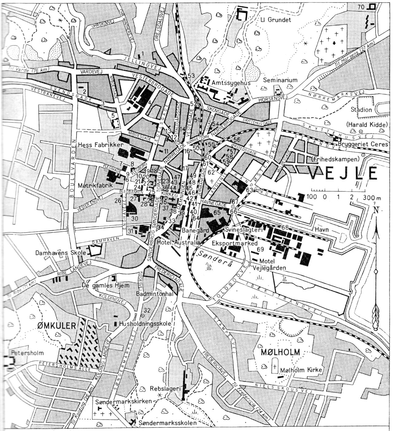 (Kort). 1 Vandrerhjem2 Skt. Johannes Kirke3 Adventkirken4 De danske Bomuldsspinderier5 Nyboesgades Skole6 Dandy (Tyggegummifabrik)7 Museum8 Bibliotek9 Monument (I. I. A. Worsaae)10 Buste (Anton Berntsen)11 Brandstation12 Forsamlingsbygning13 Katolsk-apostolsk kirke14 Hotel Expresso15 Skt. Thomas Apotek16 Svaneapoteket17 Skt. Pouls Kirke (metodist)18 Grand Hotel19 Moulin Rouge20 Ny Missionshotel21 Amtsgård22 Klostergades Skole23 Landmandsbanken24 Dommerkontorer25 Råd-, ting og arresthus. Politigård26 Falck. Redningskorpsene27 Skt. Maria Hospital28 Skt. Norberts Kirke m. skole29 Løveapoteket30 Vejle Tekstilfabrik31 Vejle Sålelæderfabrik32 Mindesten (A. Dolleris)33 Maskinbyggeri34 Elektro - Isola35 Vejle Bank36 Statue (Anders Sørensen Vedel)37 Skt. Nicolai Kirke38 Administrationsbygning39 Teater. Teaterhotel40 Rutebilstation41 Posthus og telegrafstation42 Andelsbanken43 Amtstue44 Vejle bys og amts Sparekasse45 Landbosparekassen i Vejle46 Håndværkerforening47 Turistbureau48 Højskolehjemmet49 Missionshotellet Caleb50 Vejle Hospital51 Hotel Give52 Gorms Apotek53 Falck. Redningskorpsene54 Korskirken (baptist)55 Kirstine Seligmanns Skole56 Statens Skole f. funghøre og døve57 Apostolsk kirke58 Gymnasium59 Worsaaesgades Skole60 Teknisk Skole61 Vor Frelsers Kirke62 Langelinies Skole63 Windfeld-Hansens Bomuldsspinderi64 De danske Bomuldsspinderier65 Sømandshjem66 Toldkammer67 Monument (Amtmand Treschow)68 Vejle Dampmølle69 Fragtmandscentral70 NørremarksskolenG.E.C. Gads ForlagRevideret 1961. Geodætisk Institut. Eneret