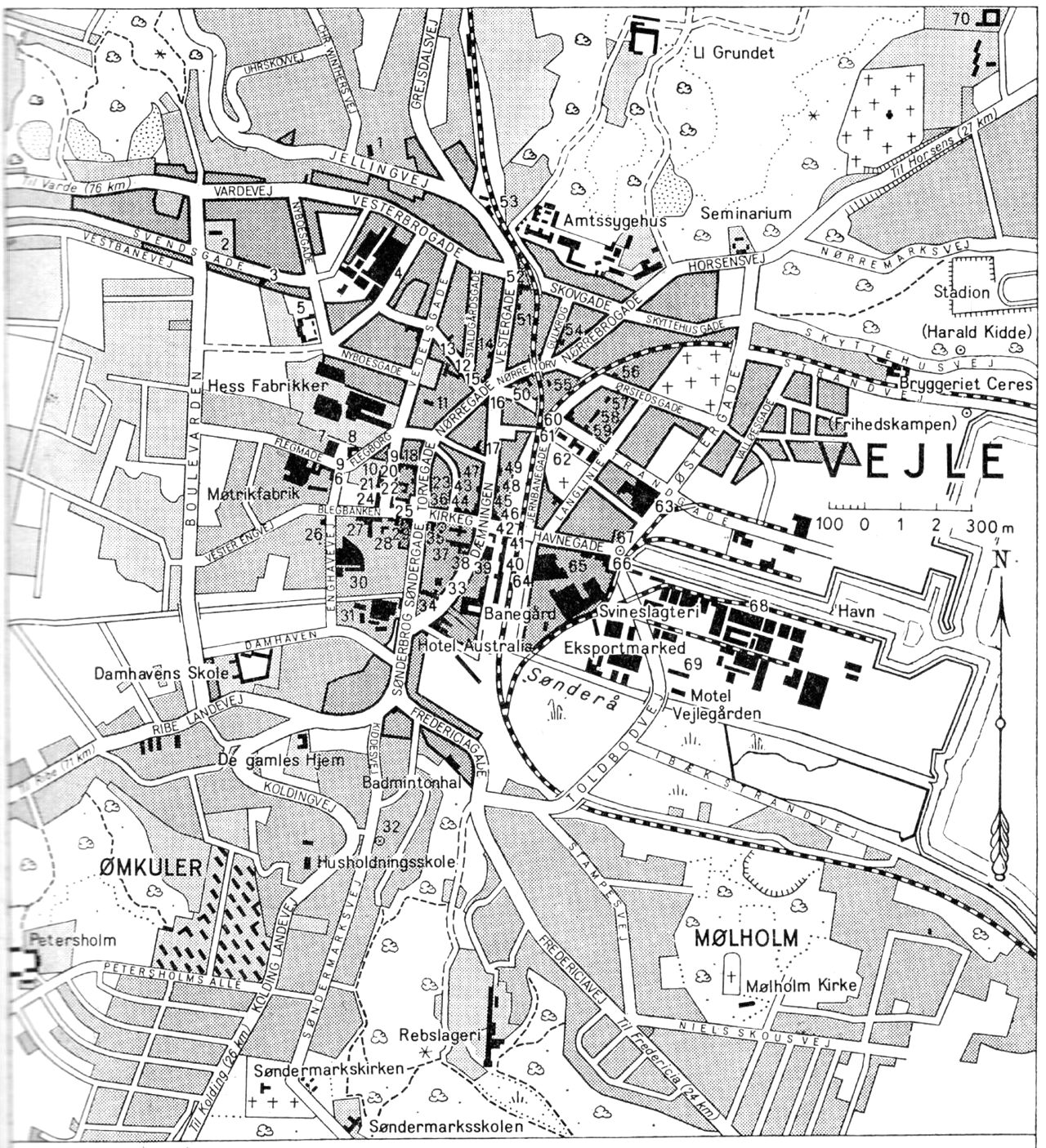 (Kort). 1 Vandrerhjem2 Skt. Johannes Kirke3 Adventkirken4 De danske Bomuldsspinderier5 Nyboesgades Skole6 Dandy (Tyggegummifabrik)7 Museum8 Bibliotek9 Monument (I. I. A. Worsaae)10 Buste (Anton Berntsen)11 Brandstation12 Forsamlingsbygning13 Katolsk-apostolsk kirke14 Hotel Expresso15 Skt. Thomas Apotek16 Svaneapoteket17 Skt. Pouls Kirke (metodist)18 Grand Hotel19 Moulin Rouge20 Ny Missionshotel21 Amtsgård22 Klostergades Skole23 Landmandsbanken24 Dommerkontorer25 Råd-, ting og arresthus. Politigård26 Falck. Redningskorpsene27 Skt. Maria Hospital28 Skt. Norberts Kirke m. skole29 Løveapoteket30 Vejle Tekstilfabrik31 Vejle Sålelæderfabrik32 Mindesten (A. Dolleris)33 Maskinbyggeri34 Elektro - Isola35 Vejle Bank36 Statue (Anders Sørensen Vedel)37 Skt. Nicolai Kirke38 Administrationsbygning39 Teater. Teaterhotel40 Rutebilstation41 Posthus og telegrafstation42 Andelsbanken43 Amtstue44 Vejle bys og amts Sparekasse45 Landbosparekassen i Vejle46 Håndværkerforening47 Turistbureau48 Højskolehjemmet49 Missionshotellet Caleb50 Vejle Hospital51 Hotel Give52 Gorms Apotek53 Falck. Redningskorpsene54 Korskirken (baptist)55 Kirstine Seligmanns Skole56 Statens Skole f. funghøre og døve57 Apostolsk kirke58 Gymnasium59 Worsaaesgades Skole60 Teknisk Skole61 Vor Frelsers Kirke62 Langelinies Skole63 Windfeld-Hansens Bomuldsspinderi64 De danske Bomuldsspinderier65 Sømandshjem66 Toldkammer67 Monument (Amtmand Treschow)68 Vejle Dampmølle69 Fragtmandscentral70 NørremarksskolenG.E.C. Gads ForlagRevideret 1961. Geodætisk Institut. Eneret