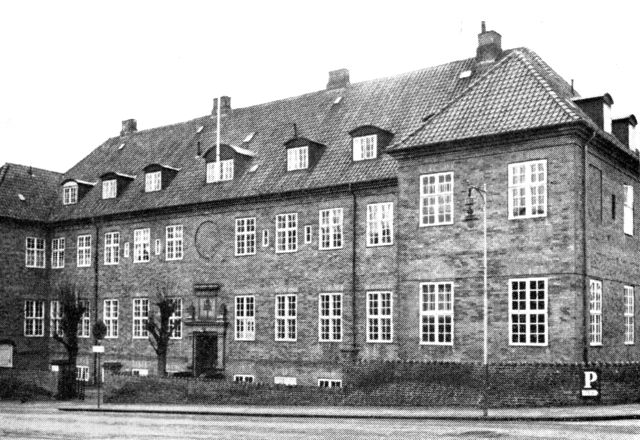 (Foto). Dommergården, Vedelsgade 1. Opført 1920.