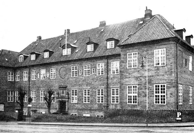 (Foto). Dommergården, Vedelsgade 1. Opført 1920.