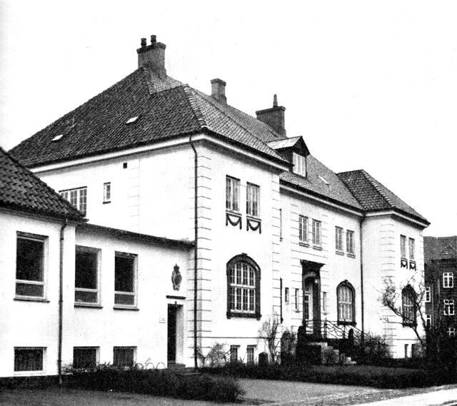 (Foto). Amtsgården, Vedelsgade 17. Opført 1899–1900.