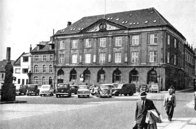 (Foto). Vejle Bank. Façade mod Kirketorvet. Bygningen opført 1906.