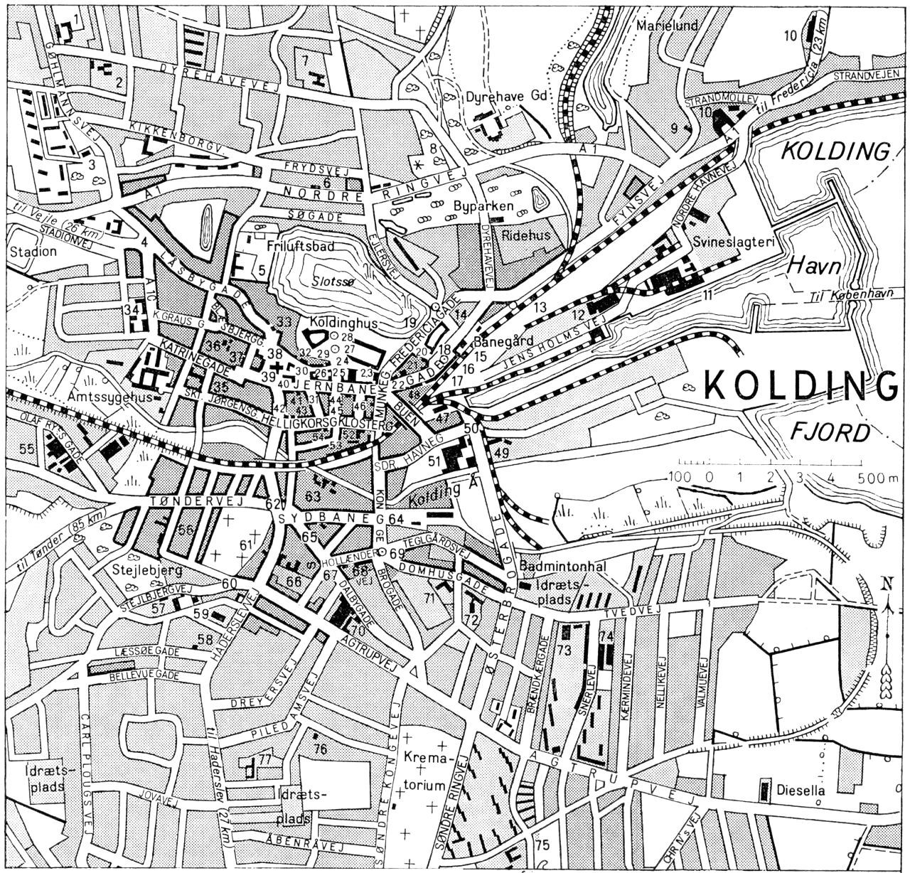 (Kort). 1 Motel Møllegården2 Forsorgshjem3 Vandrerhjem4 De gamles Hjem5 Skt. Jørgens Hospital6 Falck. Redningskorpsene7 Seminarium8 Campingplads9 Husholdningsskole10 Tranberg Trading Company11 Sydjysk Cold Stores12 Eksportmarked13 Mindesmærke (1849)14 Rutebilstation15 Hans Hansens Sølvsmedie16 Posthus17 Telegrafstation18 Statue (Chresten Berg)19 Slotsmøllen20 Saxildhus21 Trocadero, Palmehaven22 Nationalbanken23 Bibliotek24 Håndværker- og industriforening. Teatersal25 Kolding Folkebank26 Spare- og lånekassen for Kolding By og omegn27 Mindesmærke (Oberst Vaupell)28 Mindesmærke (Carl Ploug)29 Vanførehjem30 Landmandsbanken31 Løveapoteket32 Hotel Kolding33 Svaneapoteket34 Ålykkeskolen35 Teknisk Skole36 Kolding private Realskole37 Blæsbjergskolen38 Gymnasium39 Skt. Nicolaj Kirke40 Rådhus41 Borchs Gård42 Hotel Axelhus43 Kolding Missionshotel44 Kolding Låne- og Discontokasse45 Slotshotellet46 Hotel Danmark47 Toldkammer48 Grand Hotel49 Brandstation50 Sømandshjemmet51 I. P. Jensen (jern og stål)52 Missionshotellet Ansgar53 F. D. B. (Sukkervarefabrik)54 Turistbureau55 De danske Mejeriers Maskinf.56 Skt. Michaels Kirke m. skole57 Riis Toft Skole58 Optagelseshjem59 Kristkirken60 Købmandsskole61 Apostolsk Kirke62 Sønderbro Apotek63 Offenligt Slagtehus64 Fragtbilcentral65 Falck. Redningskorpsene66 Nordisk Solar Kompagni67 Damaskvæveriet68 Strømpefabrik69 Mindesten (Dyrlæge Schmidt)70 Brdr. Volkerts Fabrikker71 Skt. Hedvigs Hospital72 Domhus. Ting- og arresthus. Politikontor73 K.I.F. Hallen74 Borks Tavlefabrik75 Brændkærsskolen76 Immanuelskirken77 Søndervang SkoleG.E.C. Gads ForlagRevideret 1961. Geodætisk Institut. Eneret