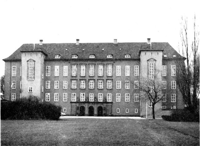(Foto). Domhuset. Opført 1918–21.