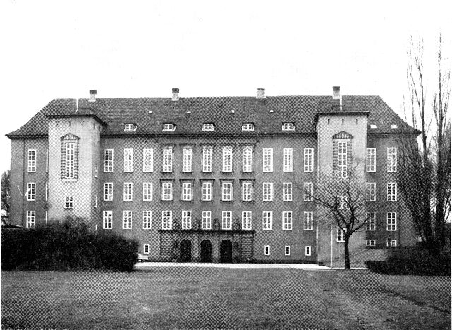 (Foto). Domhuset. Opført 1918–21.