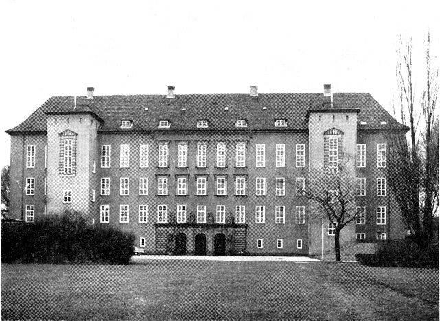 (Foto). Domhuset. Opført 1918–21.