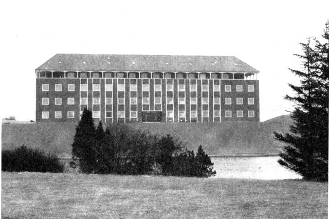 (Foto). Den apostolske kirkes højskole og efterskole. Opført 1956.