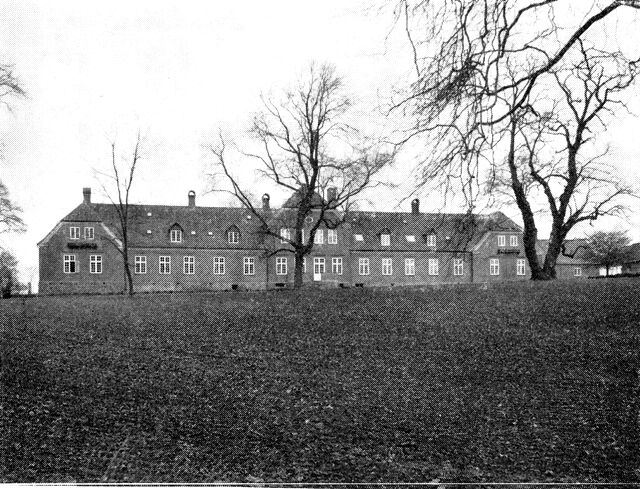 (Foto). Ørumgård. Hovedbygningens havefaçade.