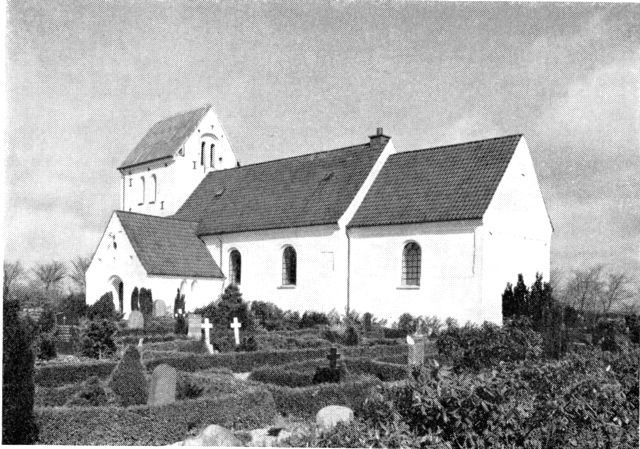 (Foto). Hornstrup kirke set fra sydøst.
