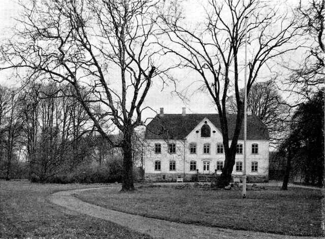 (Foto). Haraldskær. Hovedbygningens havefaçade.