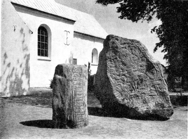 (Foto). De to runestene ved Jelling kirke.