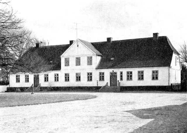 (Foto). Sønderbygård. Hovedbygningens gårdfaçade.