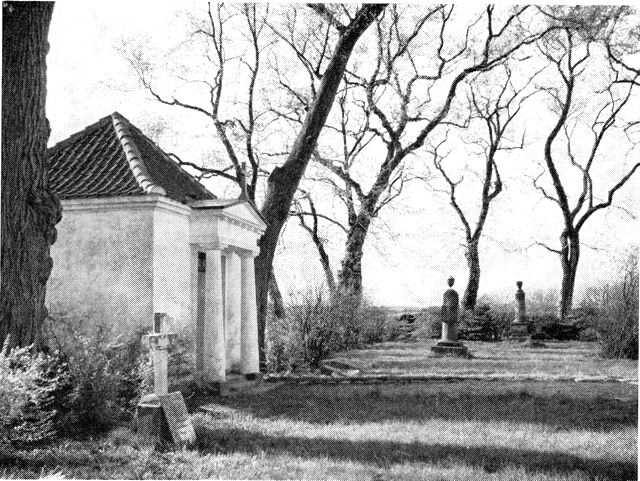 (Foto). Pavillon i klassicistisk stil ved familien Bruuns gravplads på Vejlby kirkegård.