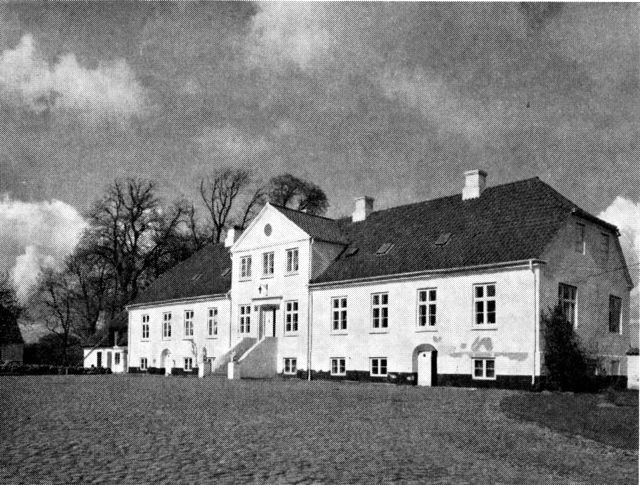 (Foto). Østedgård. Hovedbygningens gårdfaçade.