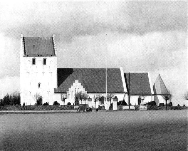 (Foto). Taulov kirke set fra syd.