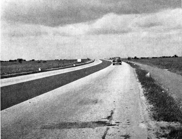 (Foto). Hovedvej A 10 ved Vinding. Typisk landevej fra 1950erne.