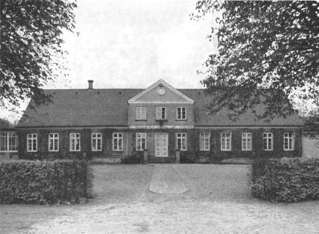 (Foto). Follerupgård. Hovedbygningens gårdfaçade.