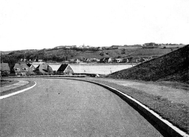 (Foto). Vejnedføring fra sydvest i tunneldalen ved Lemvig – med udsigt over Lemvig sø mod Nørlem kirke på højden i øst.