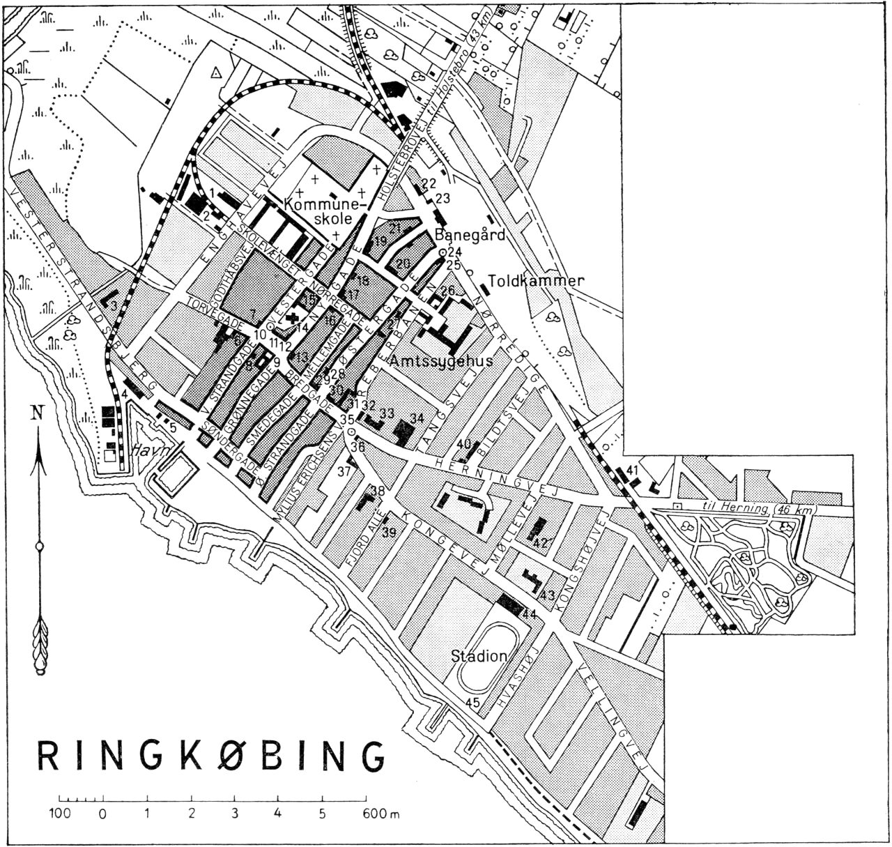 (Kort). 1 Samlestald2 Tømmerhandel3 Ringkøbing Betonindustri4 Isværk. Køle- og frysehus5 Nordsøværftet6 Turistbureau7 Hotel Ringkøbing8 Hotel Morten P.9 Missionshotellet10 Statue (I. C. Christensen)11 Rådhus12 Ringkøbing Landbobank13 Ringkøbing Bank14 Kirke15 Teknisk Skole16 Rasmussens Bogtrykkeri17 Grand Hotel18 Amtstue19 Håndværkerforening20 Ringkøbing Orgelfabrik21 Håndværkerforeningens Stiftelse22 Posthus og telegrafstation23 Rutebilstation24 Mindesten (Ringkøbing købstad 1443)25 Jernbanehotellet26 Falcks Redningskorps27 Børnehave28 Ringkøbing og omegns Sparekasse29 Løveapoteket30 Hotel Hindø31 Højskolehjem. Teatersal32 Bibliotek33 Vest- og Sønderjysk Kreditforening34 Uldspinderi, Tæppefabrik35 Statue (Mylius Erichsen)36 Museum37 Dommerkontor38 Ting- og arresthus39 Politikontor40 Turistmotellet41 Cementvarefabrik42 Møbelfabrik43 Alderdomshjemmet44 Vesterhavshallen. Vandrerhjem45 CampingpladsG. E. C. Gads ForlagRevideret 1961. Geodætisk Institut. Eneret