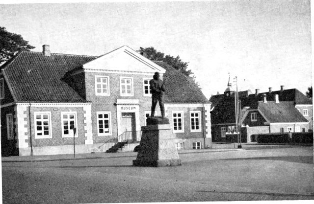 (Foto). Ringkøbing Museum og Mylius-Erichsens statue.