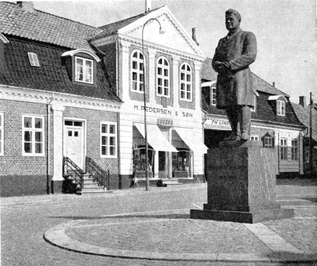 (Foto). Torvet med I. C. Christensens statue og den gamle borgmestergård.