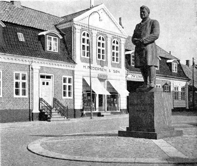 (Foto). Torvet med I. C. Christensens statue og den gamle borgmestergård.