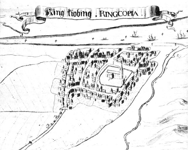 (tegning). Ringkøbing ca. 1670. Efter Resen.1. Kirken. 2. Skolen. 3. Torvet. 4. Fjorden. 5. Aaen, som løber ud med siden af fjorden, hvor man må køre langs ud i vandet med hvad, som skal føres til byen eller fra byen. 7. (Vonå). 8. Færgehuset og broen. 11. Nørreport. 12. Reberbanen. 16. Storegade.